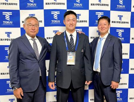 　楽天から３位指名された東海大菅生・日当（中央）。左は後関スカウト部長、右は部坂スカウト（右）