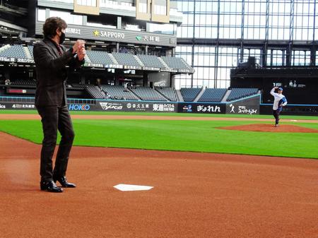 日本ハム・孫易磊（右）が入団会見。エスコンのマウンドに立ち新庄監督と“対戦”