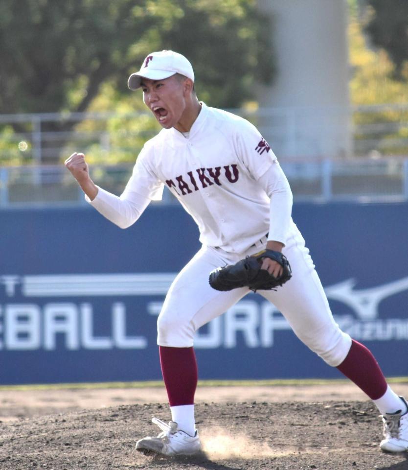 　３回、１死満塁のピンチを併殺打でしのぎガッツポーズを見せる耐久・冷水（撮影・高橋涼太朗）