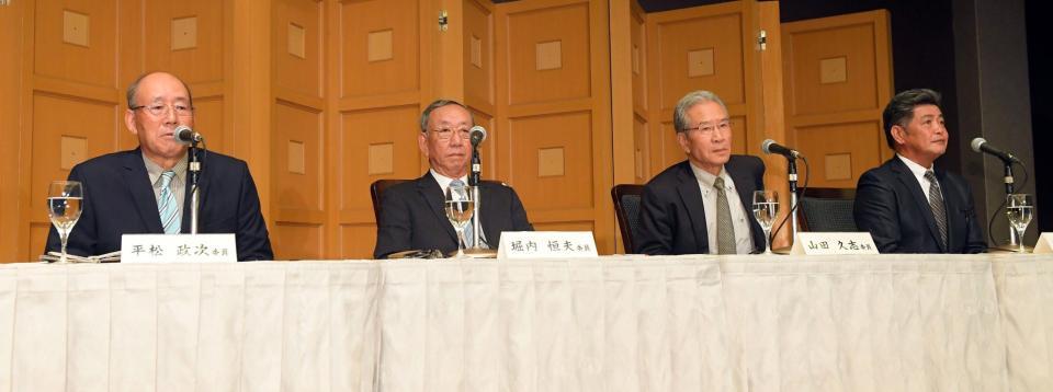 　選考結果を発表する（左から）平松政次委員、堀内恒夫委員長、山田久志委員、工藤公康委員（撮影・佐藤厚）