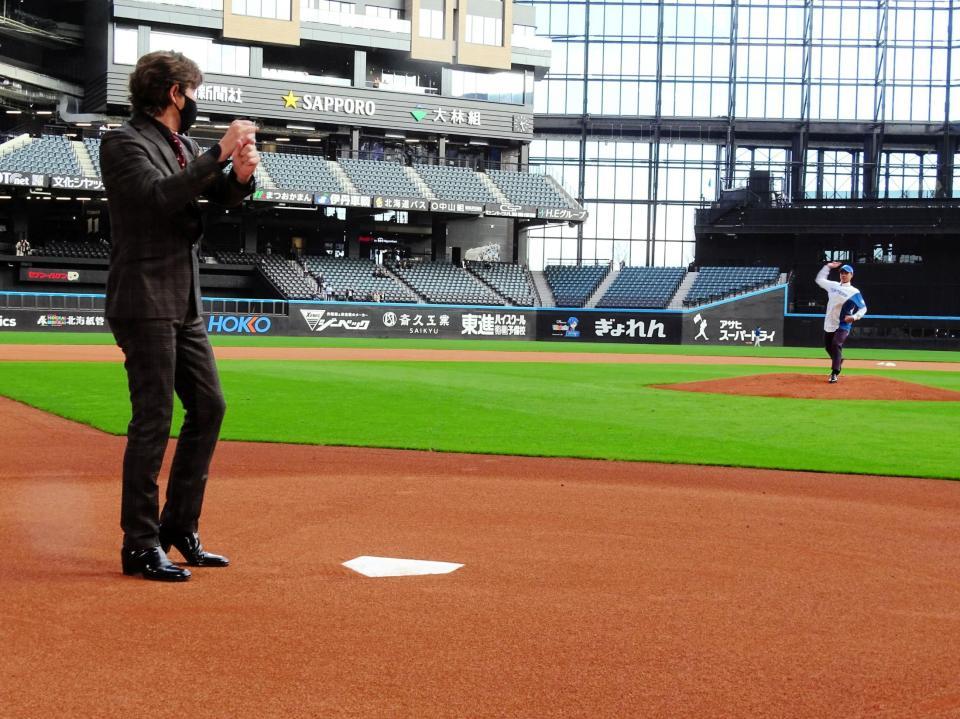 日本ハム・孫易磊（右）が入団会見。エスコンのマウンドに立ち新庄監督と“対戦”