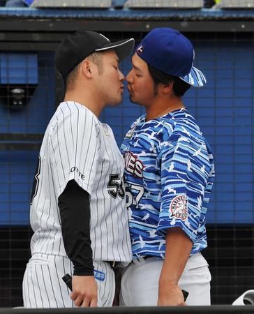 　スーパーマリンフェスタで言い争いの後、お約束のキスをする香月（右）とロッテ・江村＝１８年１１月