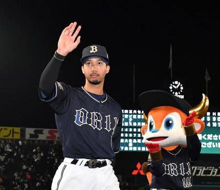 　スタンドに手を振りながら引き揚げる宗（撮影・中田匡峻）