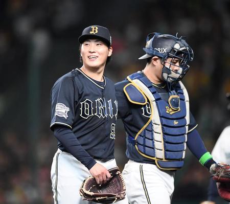 　５回を投げ終え、若月（右）と笑顔を見せながらベンチに戻る東（撮影・中田匡峻）