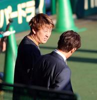 　能見篤史氏と談笑する杉本（左）＝撮影・山口登