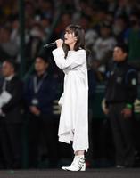 　国歌独唱を行う山本彩（撮影・中田匡峻）