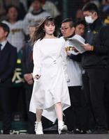 グラウンドに登場する山本彩＝甲子園（撮影・中田匡峻）