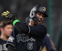 　５回に２点適時二塁打を放った宗はベンチに戻り、ナインと笑顔でタッチを交わす（撮影・中田匡峻）