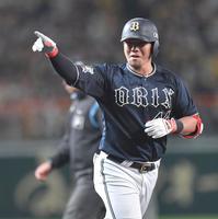 　４回、同点ソロを放ち、ベンチを指さしながら本塁へ向かう頓宮（撮影・西岡正）