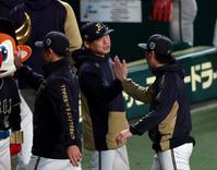 　阪神に勝利しナインを迎える中嶋監督（中央）＝撮影・山口登