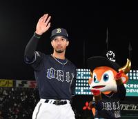 　スタンドに手を振りながら引き揚げる宗（撮影・中田匡峻）