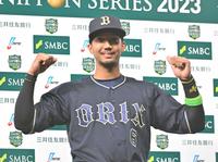 　ヒーローインタビュー後、ガッツポーズをする宗（撮影・中田匡峻）