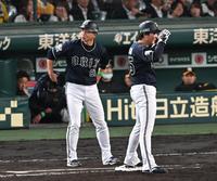 　５回、出塁しウインドブレーカーがうまく着られず諦めた東（撮影・金田祐二）