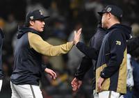 　中嶋監督（右）とタッチを交わす東（撮影・中田匡峻）