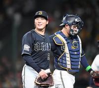 　５回を投げ終え、若月（右）と笑顔を見せながらベンチに戻る東（撮影・中田匡峻）