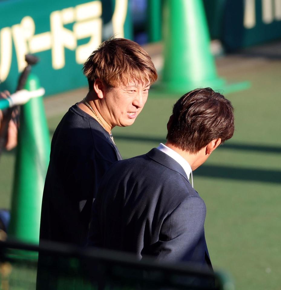 　能見篤史氏と談笑する杉本（左）＝撮影・山口登