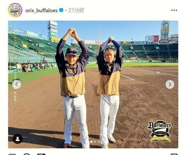 　能見氏の投球フォームを目ンする宮城＆山岡。オリックスの球団公式インスタグラム（（ｏｒｉｘ＿ｂｕｆｆａｌｏｅｓ）より