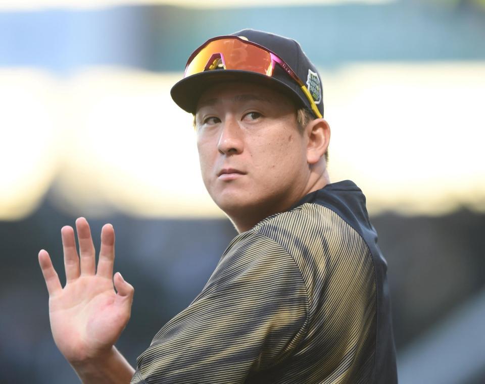 　ファンの呼びかけに小さく手を振る杉本（撮影・中田匡峻）