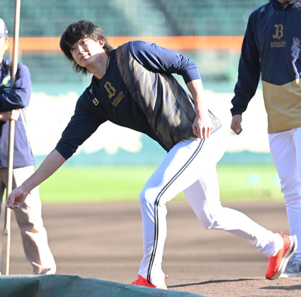 　試合前、マウンドでアンダースローを試す山崎颯（撮影・高部洋祐）