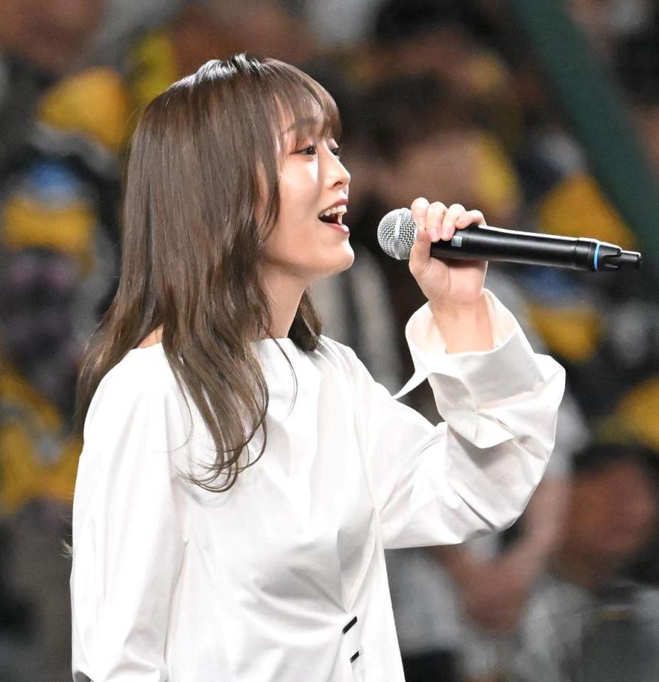 　試合前、国家独唱する山本彩（撮影・高部洋祐）