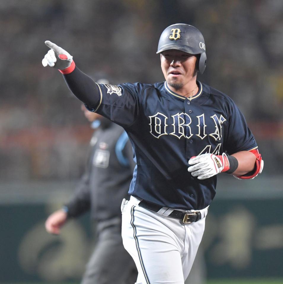 　４回、同点ソロを放ち、ベンチを指さしながら本塁へ向かう頓宮（撮影・西岡正）