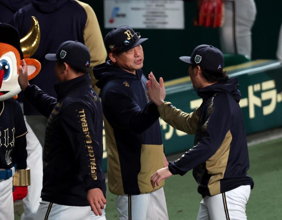 　阪神に勝利しナインを迎える中嶋監督（中央）＝撮影・山口登