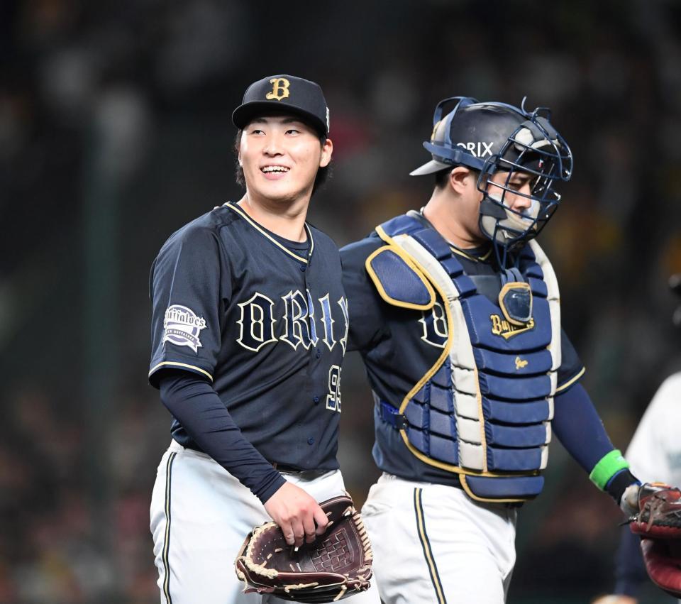 　５回を投げ終え、若月（右）と笑顔を見せながらベンチに戻る東（撮影・中田匡峻）