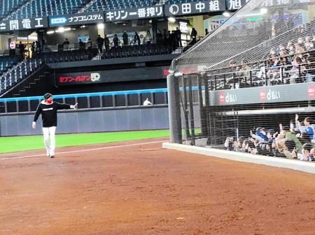 　来場したファンに手を振る新庄監督