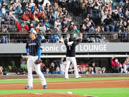 　キャンプ初日に詰めかけたファンに手を振る日本ハムの新庄監督（右）