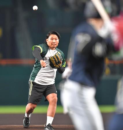 　始球式を務めるラグビー日本代表・稲垣啓太（撮影・西岡正） 