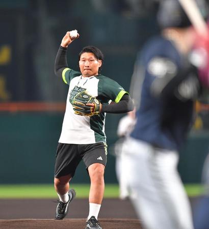 【写真】さすが野球経験者のしなやかなフォーム　ニコリともせず剛球投げ込む