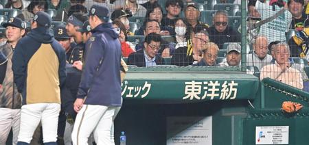 【写真】熱狂的阪神ファン・渡辺謙がオリックスベンチ真上に！「めちゃくちゃＴＶ映る席やんｗ」
