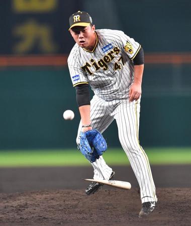 　７回、森の折れたバットが足に当たり、内野安打とした桐敷（撮影・西岡正）