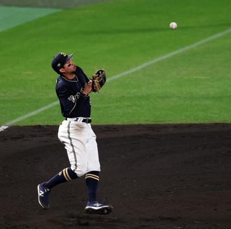 　８回、ノイジーの打球をエラーする宗（撮影・山口登）