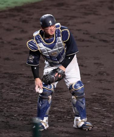 　９回、森はワゲスパックの暴投を止められず（撮影・山口登）