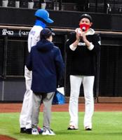 　プレゼント企画当選者にユニホーム一式、シューズ、サングラスなどのグッズをプレゼントする新庄監督