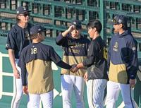 　山本（１８）と握手を交わす湯浅。奥右から宇田川、宮城、山崎颯（撮影・立川洋一郎）