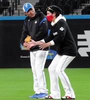 　新庄監督（右）と内野守備について語り合う荒木臨時コーチ