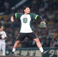 　始球式を務めた稲垣啓太（撮影・中田匡峻）