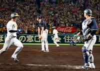 　９回、大山にサヨナラ打を浴びたワゲスパック。捕手森