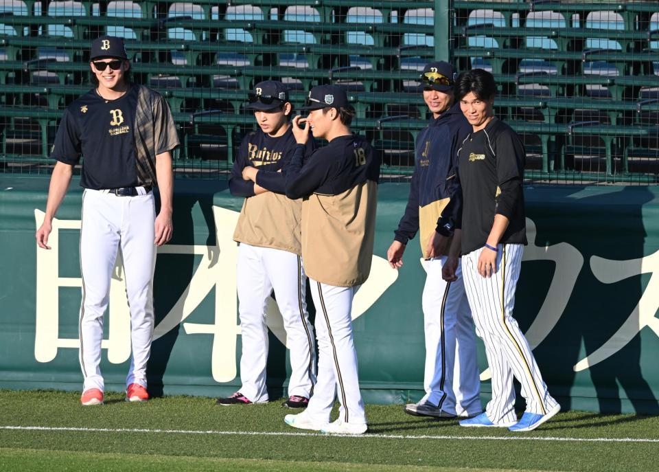 　談笑するＷＢＣメンバーの（左から）山﨑颯、宮城、山本、宇田川、湯浅（撮影・金田祐二）