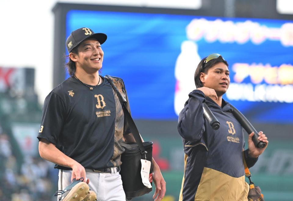 　練習を終え、引き揚げる山崎颯（左）と宇田川（撮影・中田匡峻）