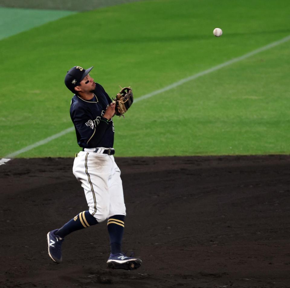 　８回、ノイジーの打球をエラーする宗（撮影・山口登）