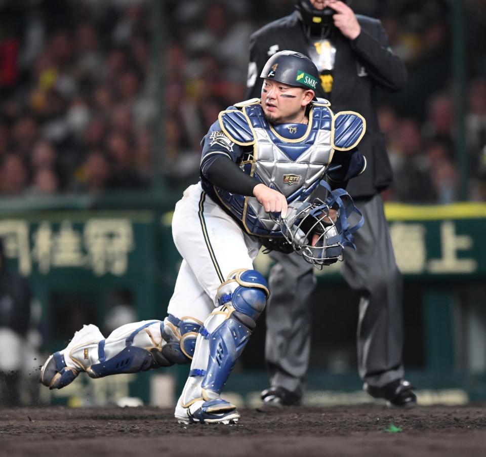 　９回、後逸する森（撮影・中田匡峻）