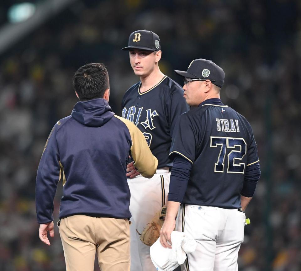 　９回、マウンドで話を聞くワゲスパック（撮影・中田匡峻）