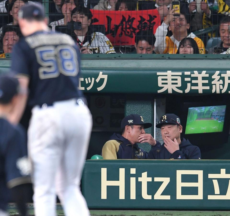　９回、ピンチを迎え、ベンチで話しをする中嶋監督（右）＝撮影・北村雅宏