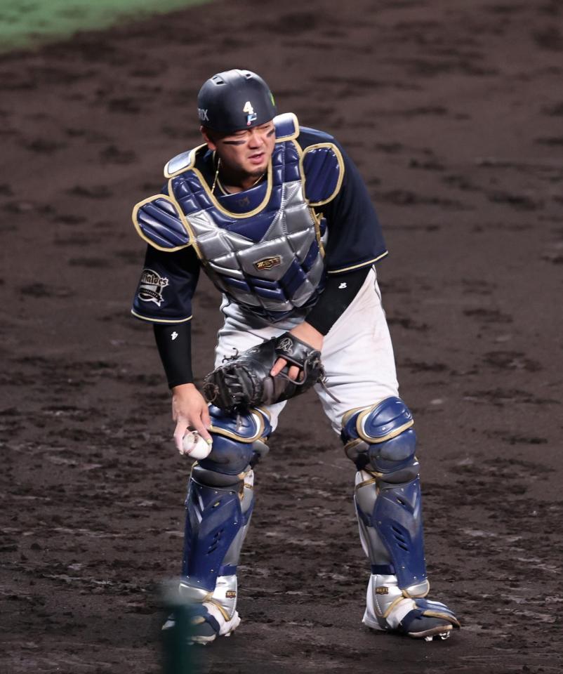 　９回、森はワゲスパックの暴投を止められず（撮影・山口登）