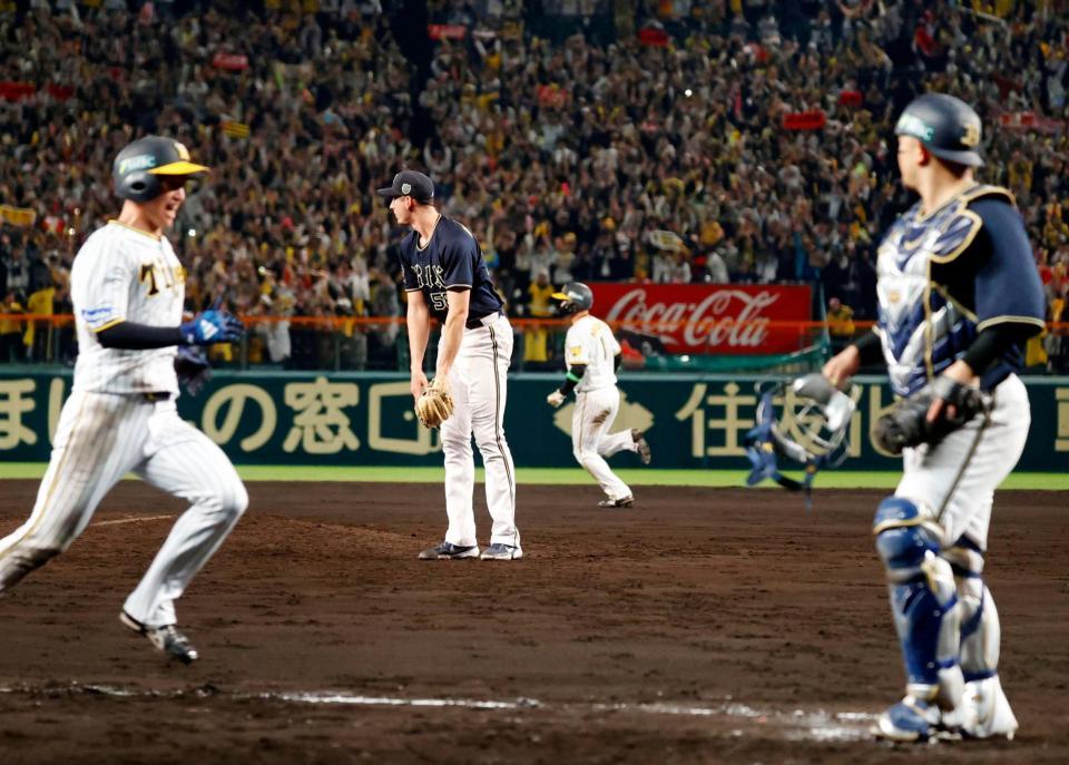 　９回、大山にサヨナラ打を浴びたワゲスパック。捕手森