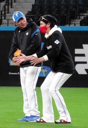 　新庄監督（右）と内野守備について語り合う荒木臨時コーチ