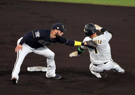 １回、森下は盗塁を狙うもアウトになる（野手はゴンザレス）＝撮影・山口登